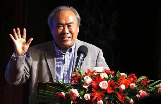 情侣的小跟班